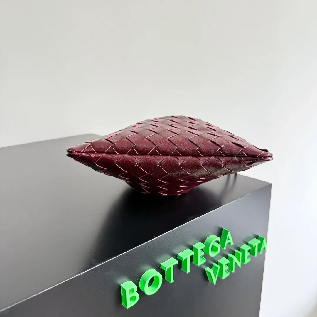 Batch 1400 BOTTEGA VENETA DUSTBAG mini size is officially launched📣📣. It still continues the classic weaving process. The lazy and casual feeling presented by the drawstring pockets is not too suitable for summer. The small back body is light and convenient. It is enough to carry lipstick and tissues when going out every day. It is not easy to make mistakes with any clothes. The shoulder strap has a buckle and pull-out design, which can be adjusted to unlock multiple carrying methods. Style number: 816987 Size: 21*16.6*1cm
